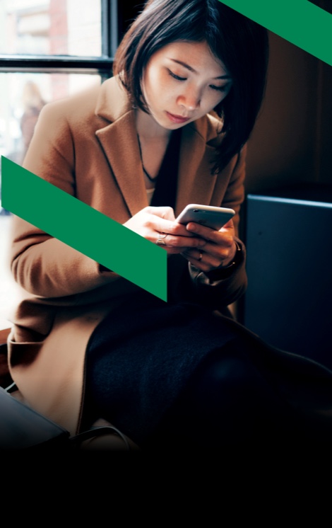 Femme utilisant AccèsD sur son téléphone